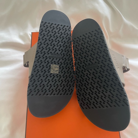 BRAND NEW BEIGE CHYPRE HERMES SANDAL. - Picture 4 of 4